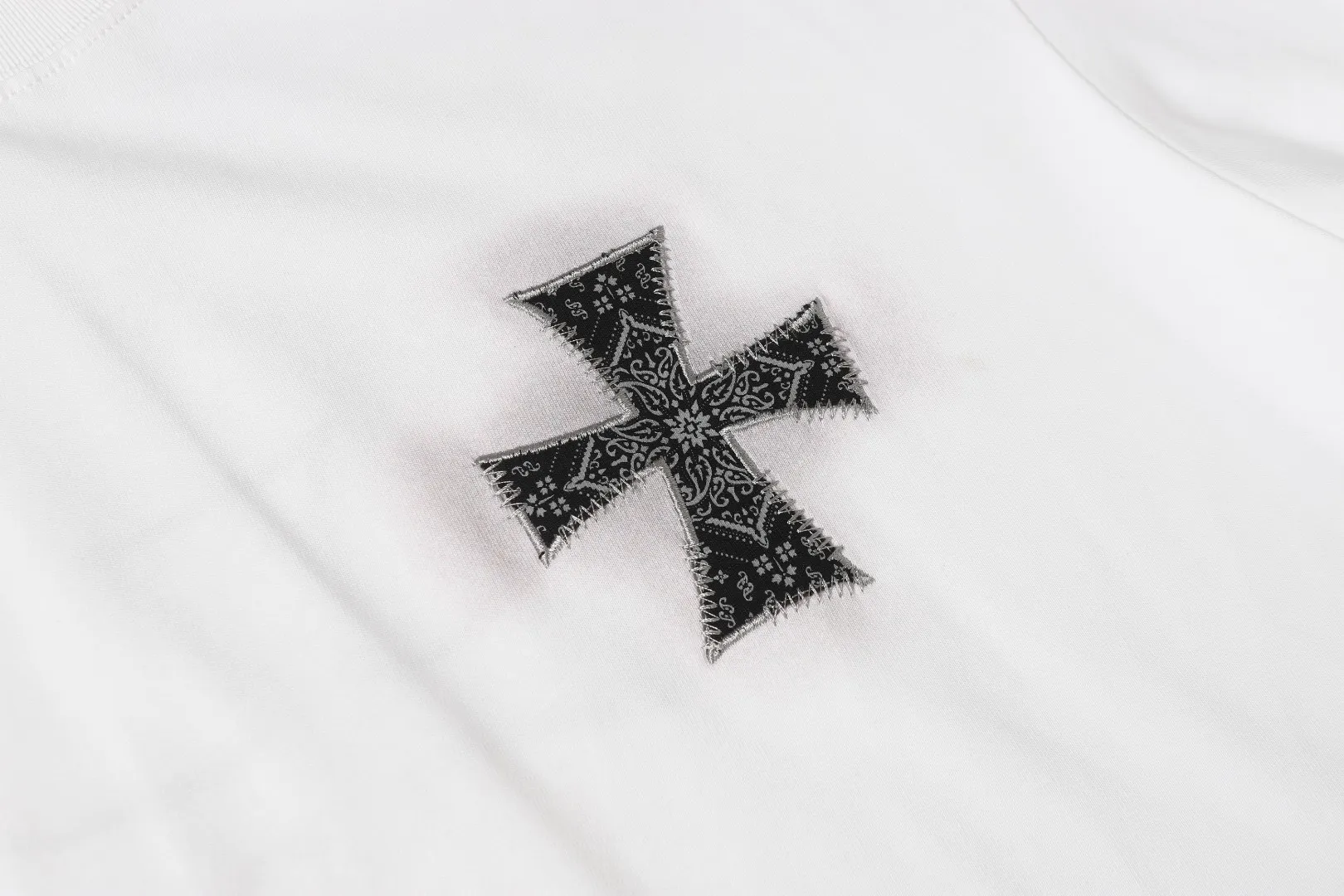 P180 Chrome Hearts] Fabric: 100% cotton Chrome Hearts* Chrome Hearts uses 300g double yarn fabric, 1*1 Solona rib, imported digital white ink front and rear direct injection superimposed printing patch embroidery process, more advanced, loose version, same style for men and women Color: Black White Size: XS S M L